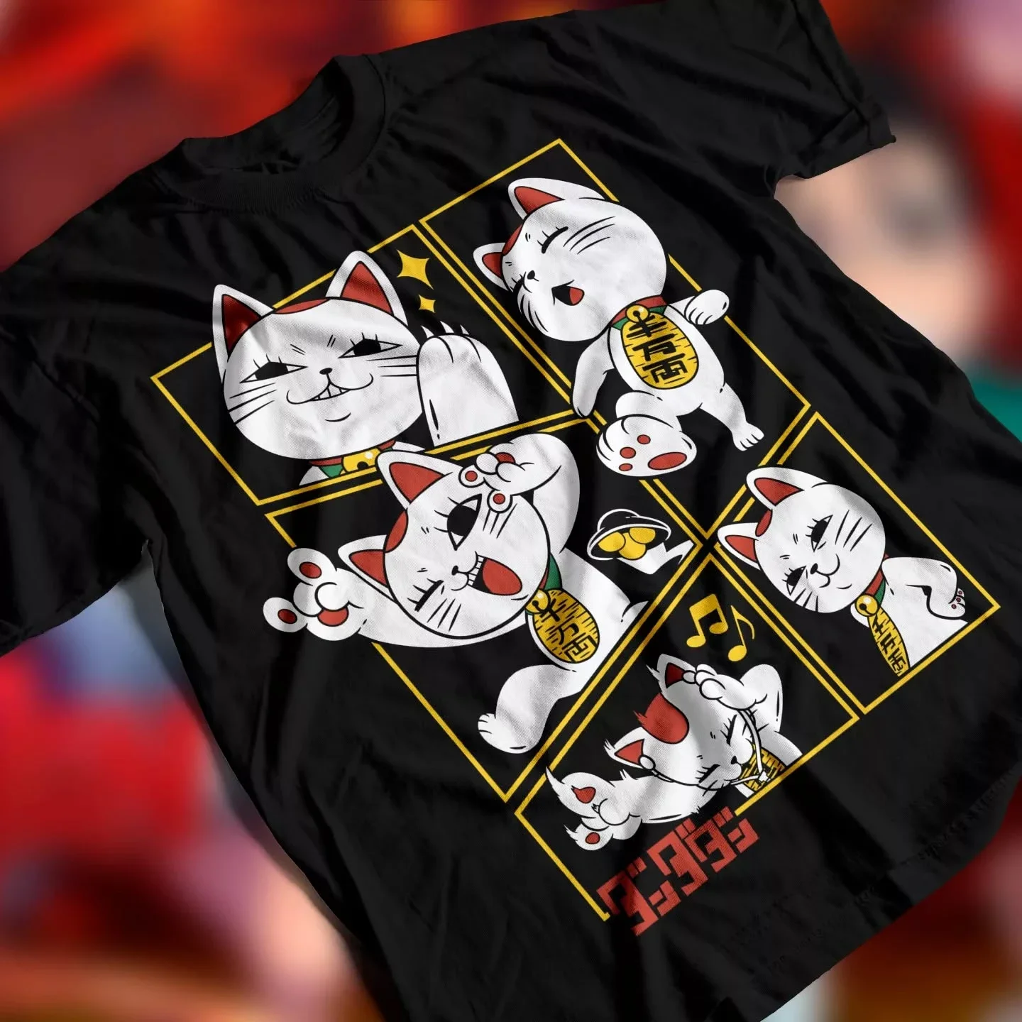 Popular Anime Merchandise - 人気のダンダダン招き猫マルチパネル漫画Tシャツ、黒のルーズフィットベーシックコットンTシャツ、クールなアニメトップス、漫画愛好家のための普段着